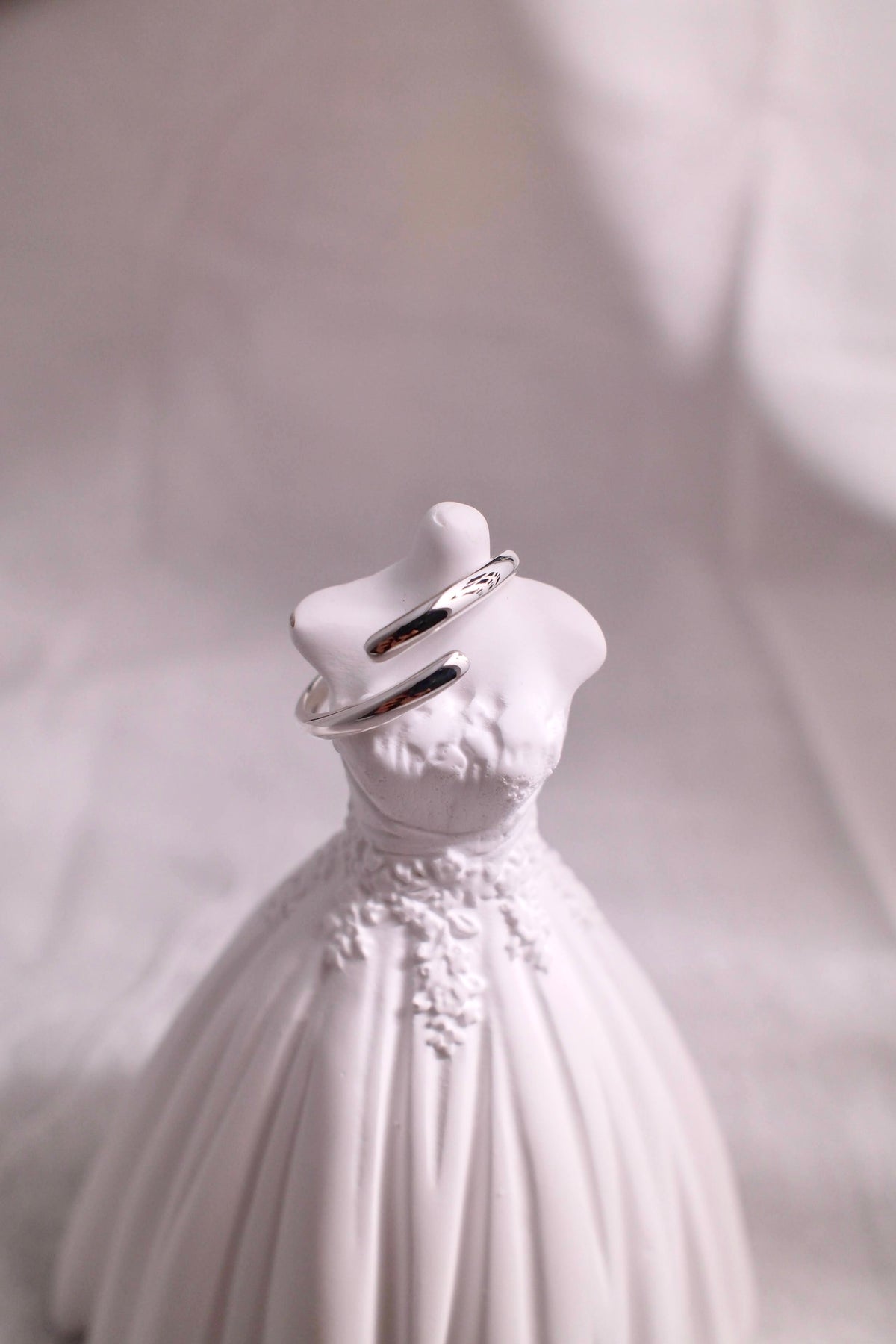 Curved embrace ring
