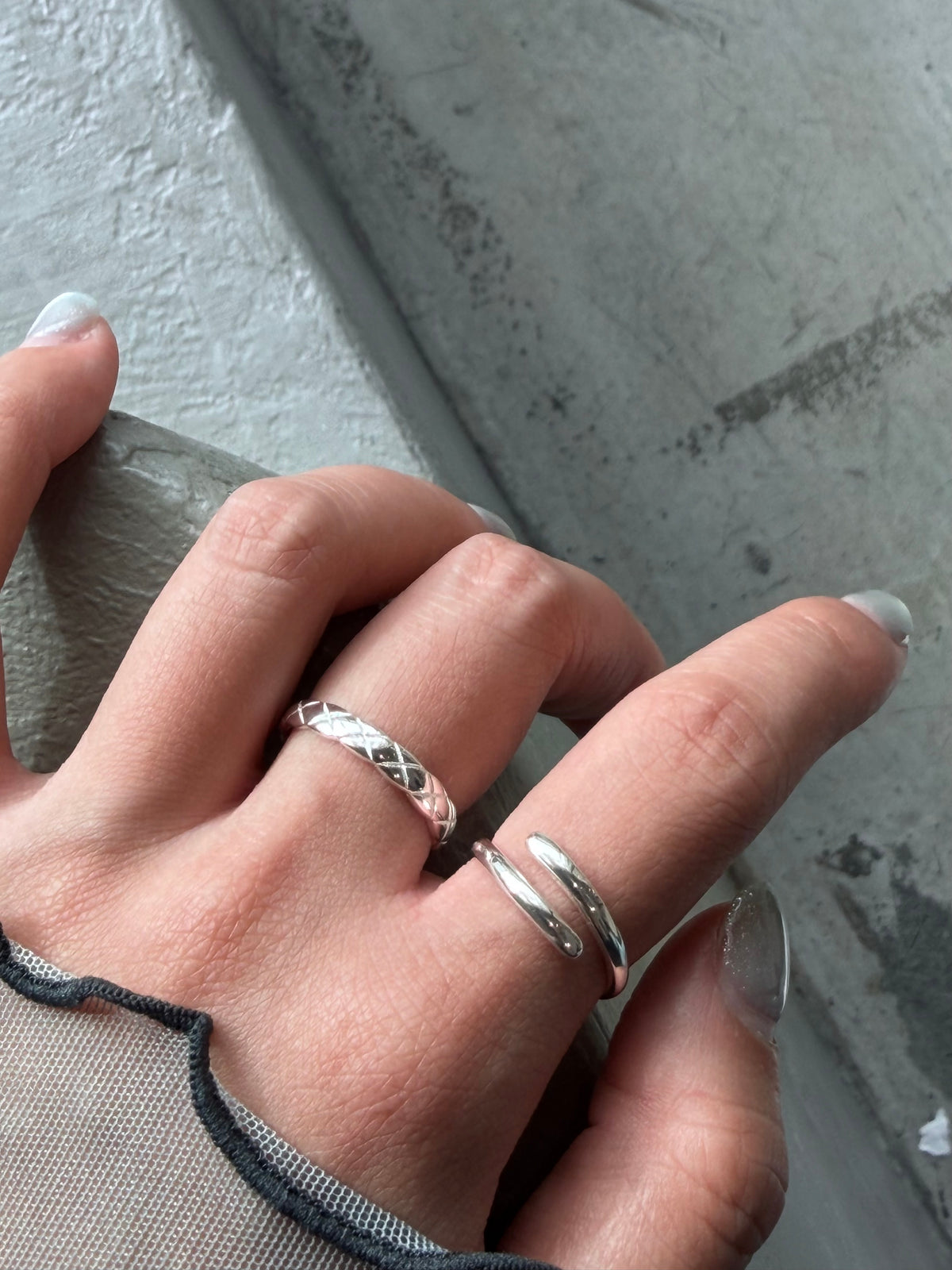 Curved embrace ring