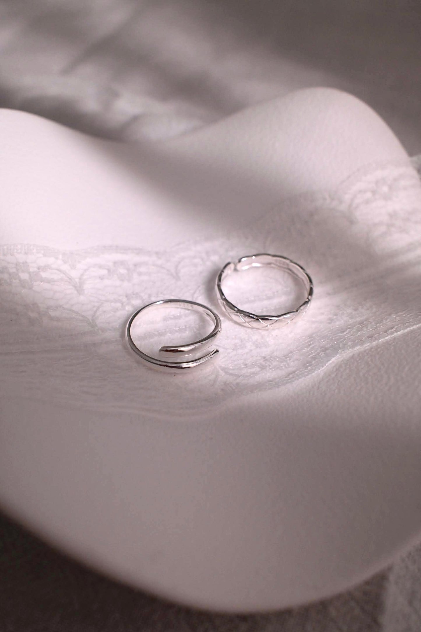 Curved embrace ring