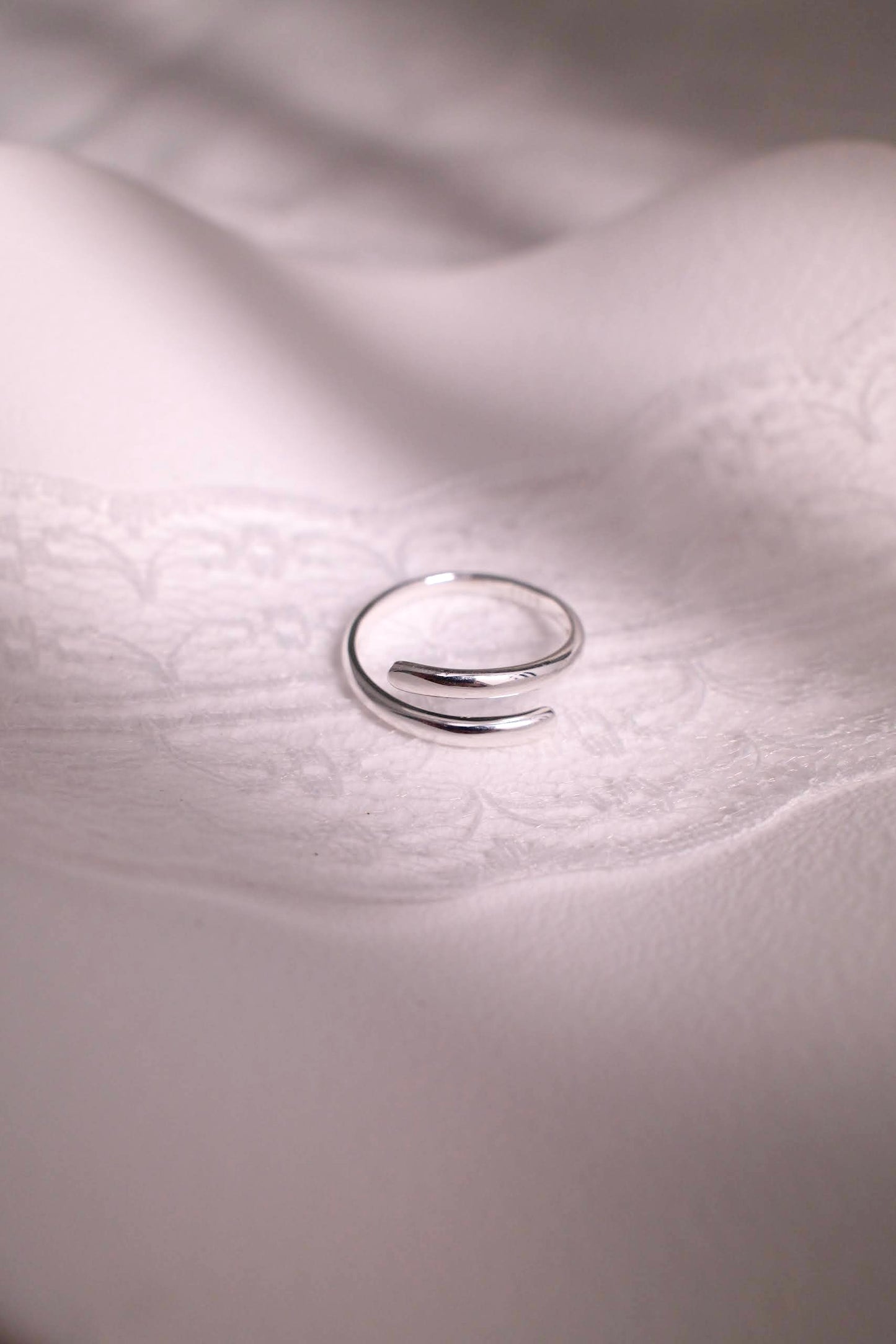 Curved embrace ring