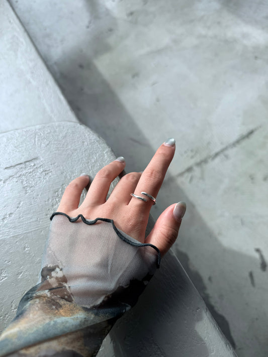 Curved embrace ring